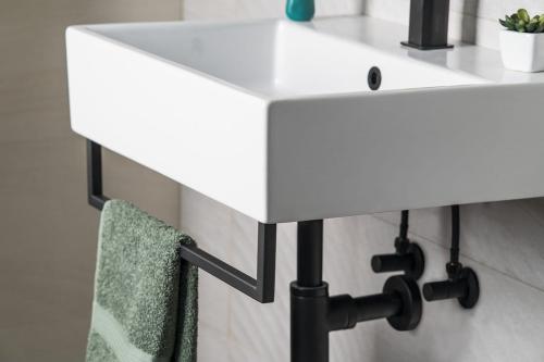 Reling do umywalki 56 x 9,8 cm czarny mat HANG HG560 Sapho wizualizacja