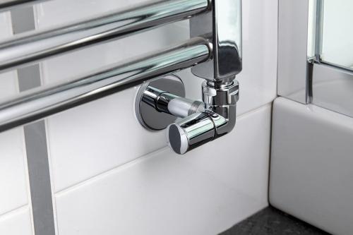 Zestaw przyłączeniowy prawy chrom CORNER SIMPLY CP130S Sapho z bliska