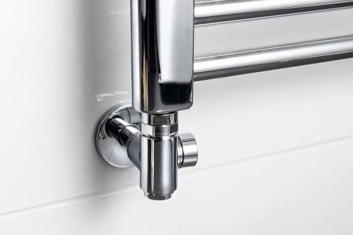 Zestaw przyłączeniowy prawy chrom CORNER COMBI SIMPLY CP330S Sapho z bliska