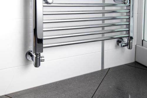 Zestaw przyłączeniowy prawy chrom CORNER COMBI SIMPLY CP330S Sapho wizualizacja