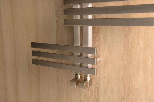 Grzejnik łazienkowy 600 x 1190 mm stal nierdzewna szczotkowana 254 W RADO NR650 Sapho z bliska