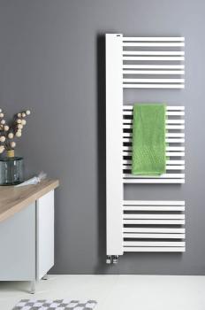 grzejnik-lazienkowy-600-x-1610-mm-bialy-885-w-altalena-ir177-sapho na scianie