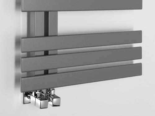 Grzejnik łazienkowy 500 x 1236 mm srebrny metalik 561 W SILVANA IR153 Sapho podłaczenie