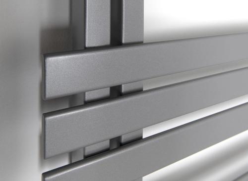 Grzejnik łazienkowy 600 x 1500 mm srebrny metalik 771 W SILVANA IR155 Sapho z bliska