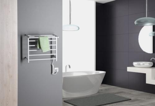 Łazienkowa suszarka elektryczna 500 x 470mm biały 60 W ELZOR EB500 Sapho na ścianie