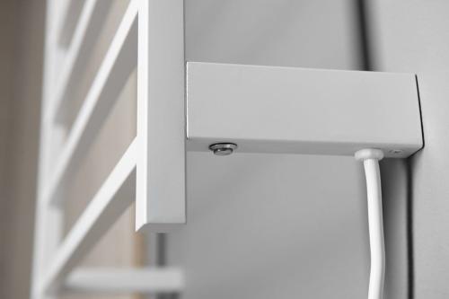 Łazienkowa suszarka elektryczna 500 x 470mm biały 60 W ELZOR EB500 Sapho z bliska