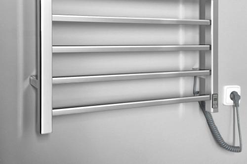 Łazienkowa suszarka elektryczna 600x1500 mm chrom 130 W ESKINADO ER450V Sapho dół