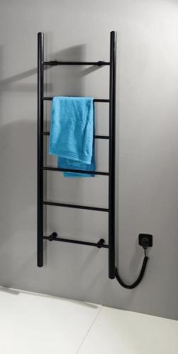 Łazienkowa suszarka elektryczna 500 x 1600 mm czarny mat 120 W KARBO KB905 Sapho aranżacja