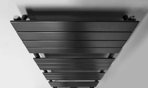 Grzejnik łazienkowy 600 x 1510 mm antracyt 810 W BONDI DC445T Aqualine od góry