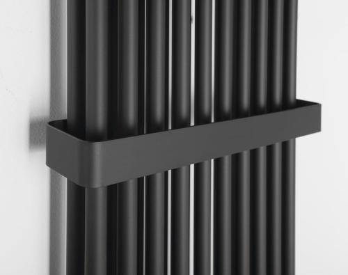 Grzejnik łazienkowy 490 x 1500 mm czarny mat 1071 W FEDE IR193 Sapho na ścianie