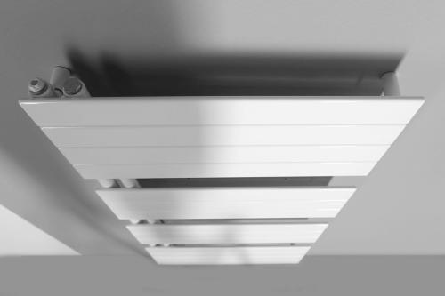 Grzejnik łazienkowy 600 x 1222 mm biały 632 W MILI DC620T Aqualine z góry