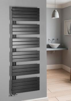 Grzejnik łazienkowy 600 x 1798 mm czarny mat 927 W MILI DC646T Aqualine na ścianie