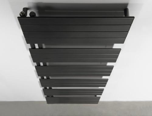 Grzejnik łazienkowy 600 x 1798 mm czarny mat 927 W MILI DC646T Aqualine  z góry