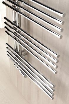 Grzejnik łazienkowy 600 x 1122 mm stalowy chrom 354 W NYMPHA 1805-15 Sapho na ścianie