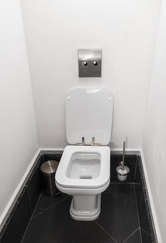 Deska WC wolnoopadająca biała, zawiasy chrom WALDORF 418801 Kerasan z bliska
