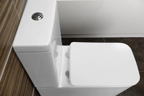 Kompakt WC KOMBI odpływ uniwersalny Rimless PORTO PC102WR Sapho z góry