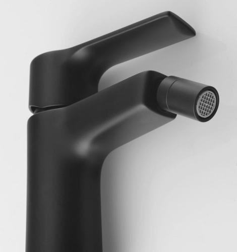 Bateria bidetowa stojąca bez odpływu czarny mat PAX XA03/15 Sapho z bliska