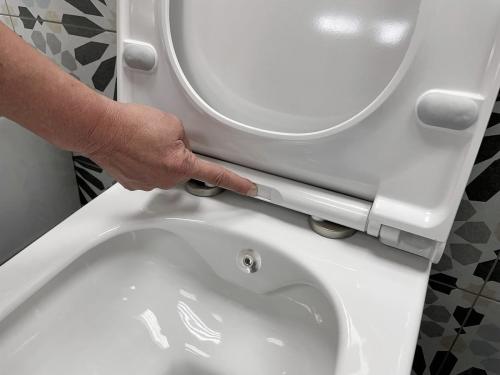 Miska WC podwieszana z prysznicem bidetowym biały RIMLESS 35,5 x 53 cm AVVA 100315 Sapho z góry
