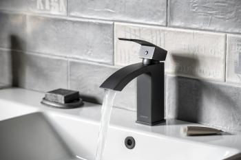 Bateria umywalkowa stojąca czarny mat GINKO 35 1101-02B Sapho zamontowana