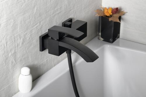 Bateria wannowa ścienna czarny mat GINKO 1101-10B Sapho aranżacja