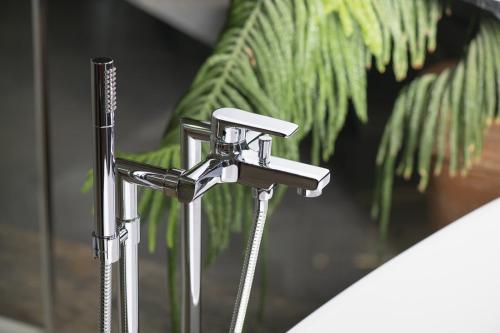 Bateria wannowa ścienna chrom połysk KAI KA10 Sapho aranżacja