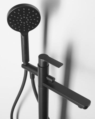 Bateria wannowa wolnostojąca do montażu w podłodze czarny mat PAX XA21/15 Sapho z bliska