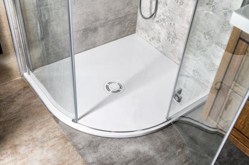 Brodzik prysznicowy półokrągły kompozytowy R55 100 x 90 cm biały prawy FLEXIA 91331 Polysan aranżacja