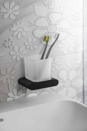 Kubek czarny FLORI RF004/15 Sapho aranżacja