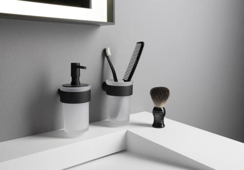 Dozownik do mydła czarny mat PIRENEI PI8114 Gedy zamontowane