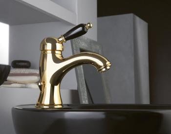 Bateria umywalkowa stojąca złoto czarny uchwyt KIRKÉ BLACK KI02NZ Sapho aranżacja