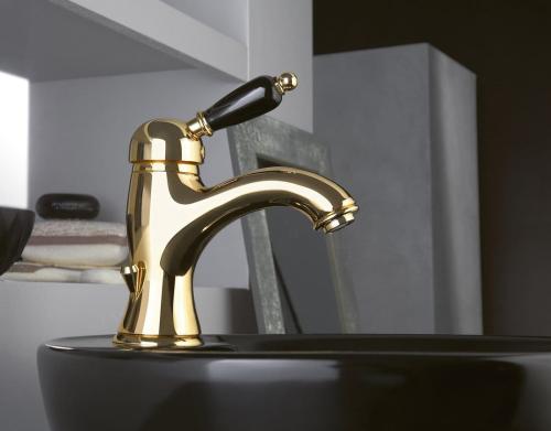 Bateria umywalkowa stojąca złoto czarny uchwyt KIRKÉ BLACK KI02NZ Sapho aranżacja