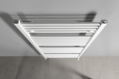 Grzejnik łazienkowy 455 x 1320 mm biały 594 W DIRECT ILR34T Aqualine z góry