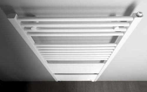 Grzejnik łazienkowy 600 x 1320 mm biały 795 W DIRECT ILR36T Aqualine z góry