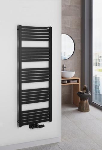 Grzejnik łazienkowy 500 x 1330 mm czarny mat 611 W GRUNT 600.122.6 BRUCKNER na ścianie