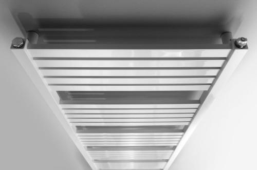Grzejnik łazienkowy 500 x 1610 mm biały 776 W GRUNT 600.123.4 BRUCKNER z góry