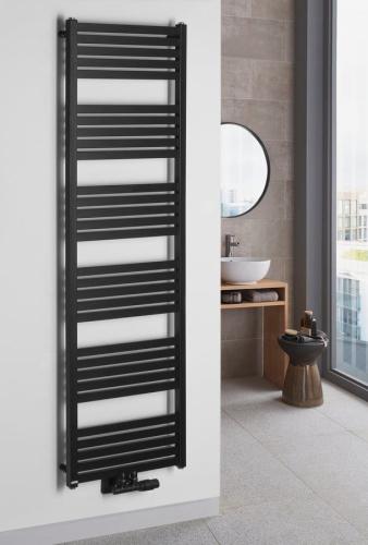 Grzejnik łazienkowy 500 x 1610 mm czarny mat 776 W GRUNT 600.123.6 BRUCKNER na ścianie