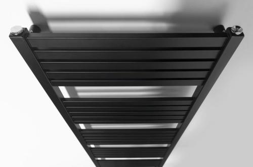 Grzejnik łazienkowy 500 x 1610 mm czarny mat 776 W GRUNT 600.123.6 BRUCKNER z góry