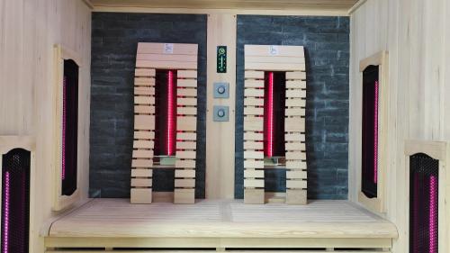 3-4 osobowa sauna na podczerwień KIRUNA 160 x 114,1 x 64,8 x 114,1 x 160 x 210 cm K50160 Sanotechnik w środku