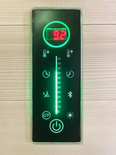 3-4 osobowa sauna na podczerwień KIRUNA 160 x 114,1 x 64,8 x 114,1 x 160 x 210 cm K50160 Sanotechnik termometr