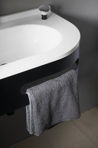 Wspornik z wieszakiem na ręczniki PULSE lewy czarny matowy BM752-CL Sapho  z bliska