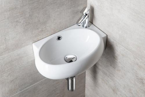 Umywalka ceramiczna 43 x 28,5 x 15 cm RIBERA ścienna otwór na baterię z prawej strony AR497 Sapho wizualizacja