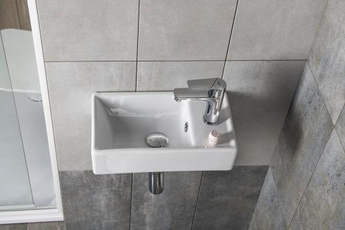 Umywalka ceramiczna mała MINOS 40 x 22 cm prawa 4059 Sapho aranżacja