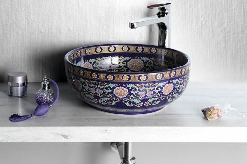 Umywalka nablatowa ceramiczna okrągła fi 41 cm PRIORI fioletowa z ornamentem PI022 Sapho aranżacja
