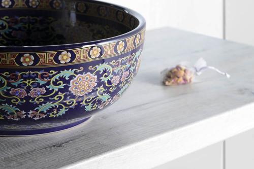 Umywalka nablatowa ceramiczna okrągła fi 41 cm PRIORI fioletowa z ornamentem PI022 Sapho z bliska