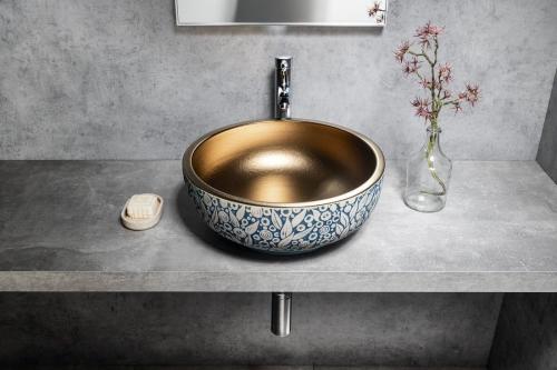 Umywalka nablatowa ceramiczna okrągła fi 41 cm PRIORI miedź niebieski z wzorem PI037 Sapho aranżacja