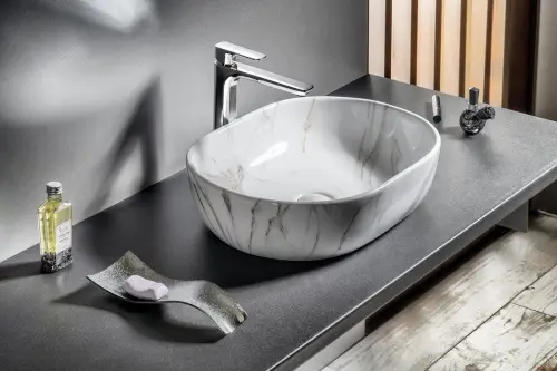 Umywalka nablatowa ceramiczna 59 x 14 x 42 cm DALMA carrara MM417 Sapho aranżacja