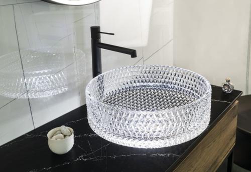 Grawerowana umywalka nablatowa szklana fi 39,5 cm MARAGUA przezroczysta TY214CL Sapho aranżacja
