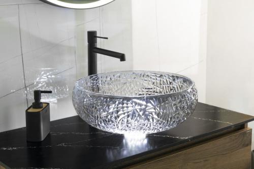 Grawerowana umywalka nablatowa szklana fi 42 cm GAVIOTA czarna TY306 Sapho wizualizacja