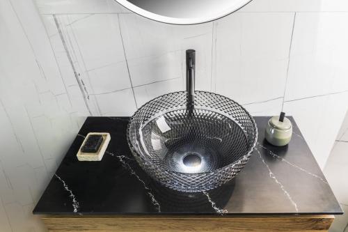 Grawerowana umywalka nablatowa szklana fi 39,5 cm MARAC czarna TY310 Sapho wizualizacja