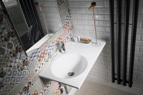 Umywalka kompozytowa zawieszana 80 x 15 x 47 cm JUNO biała lewa JU080 Sapho aranżacja